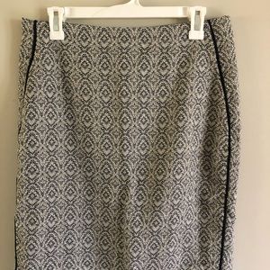 Beautifully detailed black/white knit pencil skirt